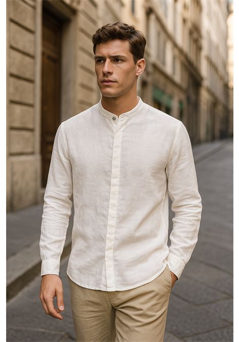 Alpha Studio's AU-1461L 1003 milk-colored linen shirt is the perfect combination of minimalist elegance and summer coolness, with a Korean collar and invisible closure. ALPHA STUDIO |  | AU-1461L1003